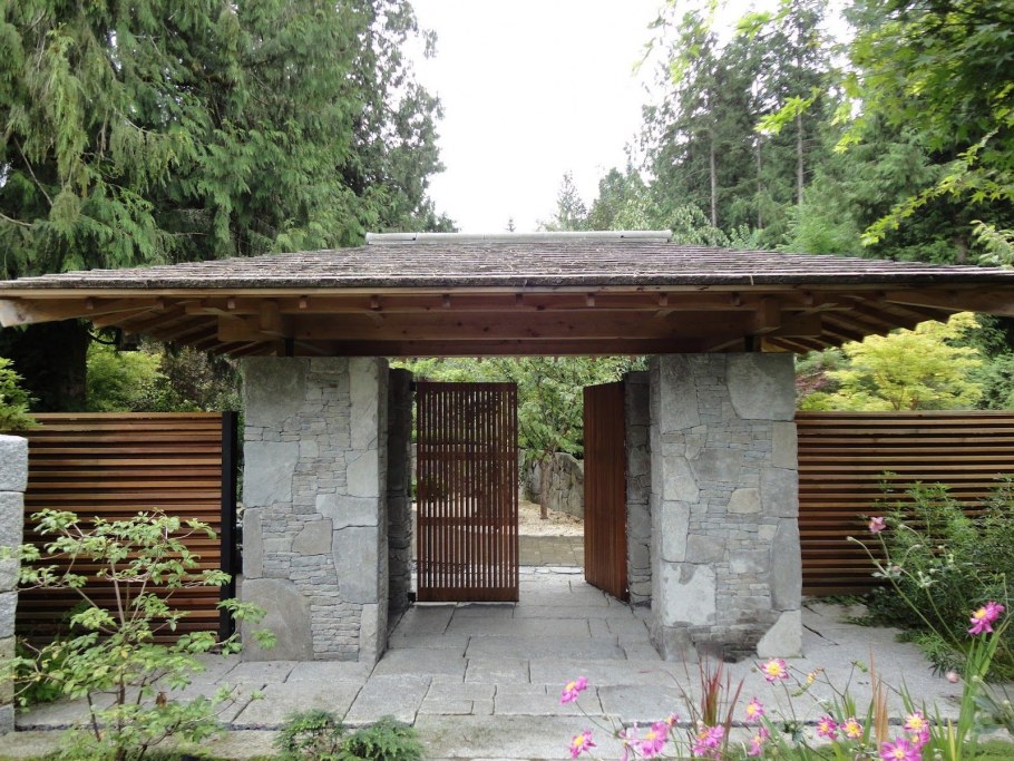 Крыша над воротами в китайском стиле