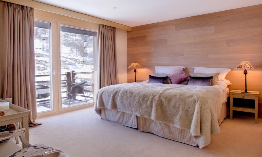 Маленькая спальня с панорамным окном