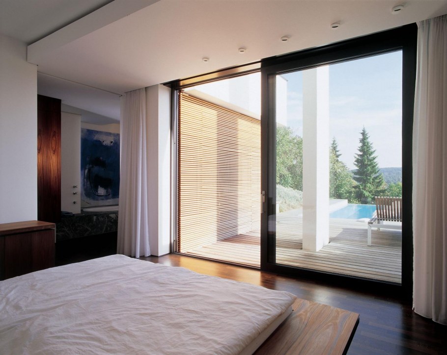 Современная спальня в доме