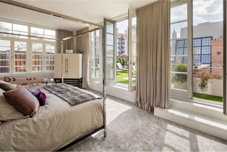 Спальня светражными окнами