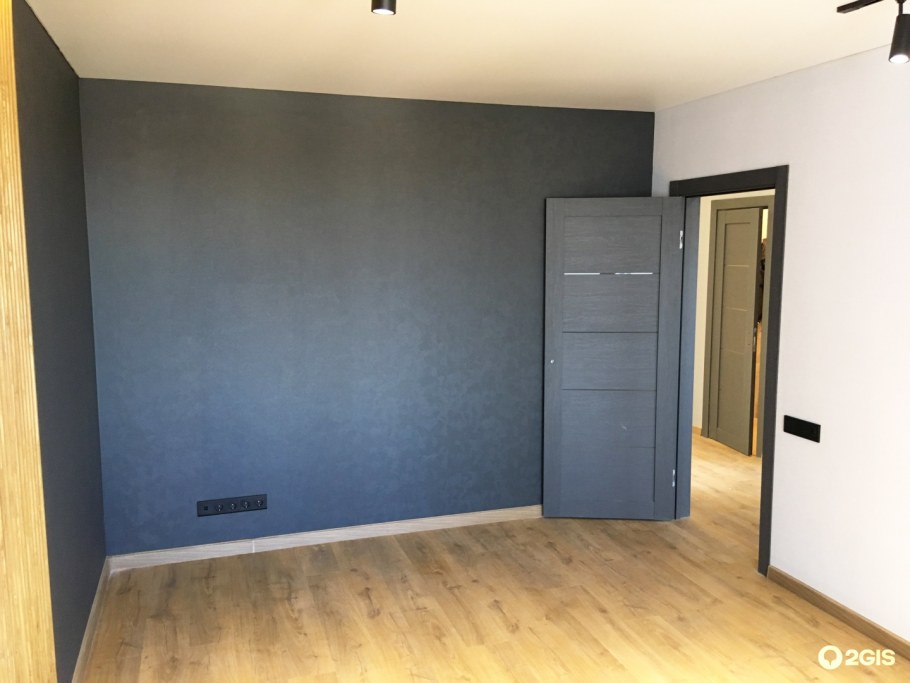 Практичная отделка коридора в частном доме