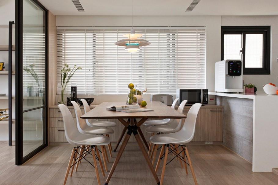 Обеденный стол у окна