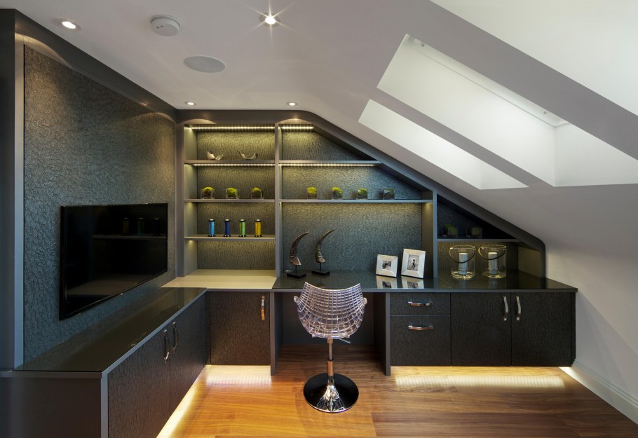 Встроенные ящики в мансарде