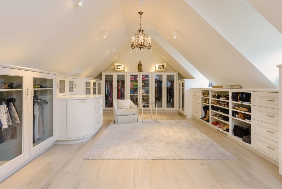 Книжные стеллажи в мансарде