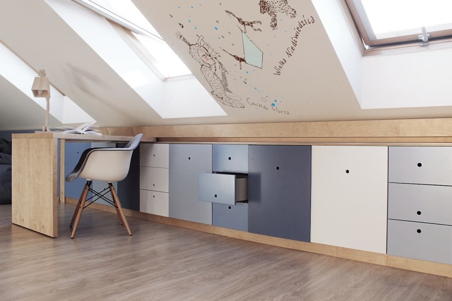 Шкаф в мансардной комнате