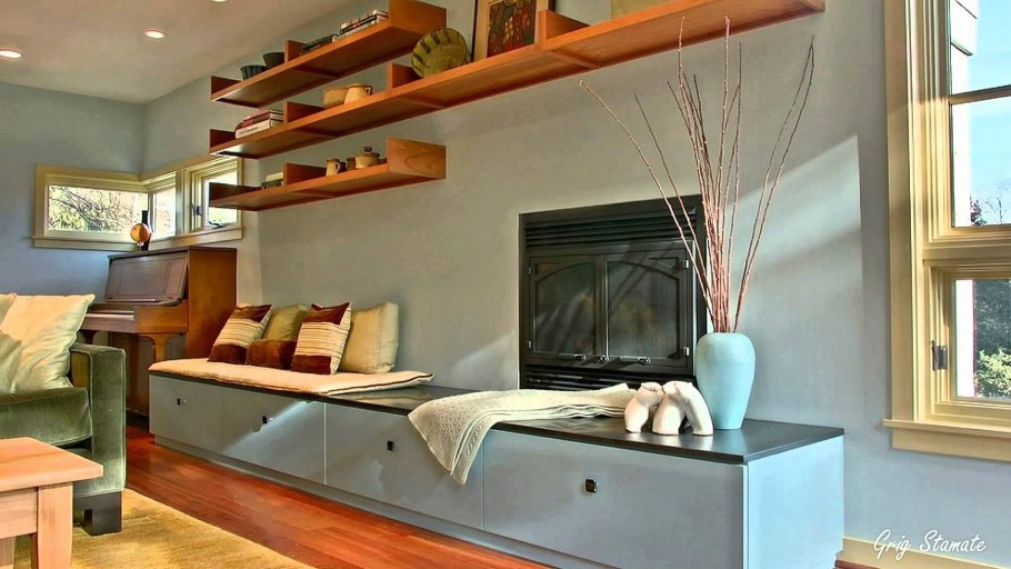 Красивые открытые полки в гостиной