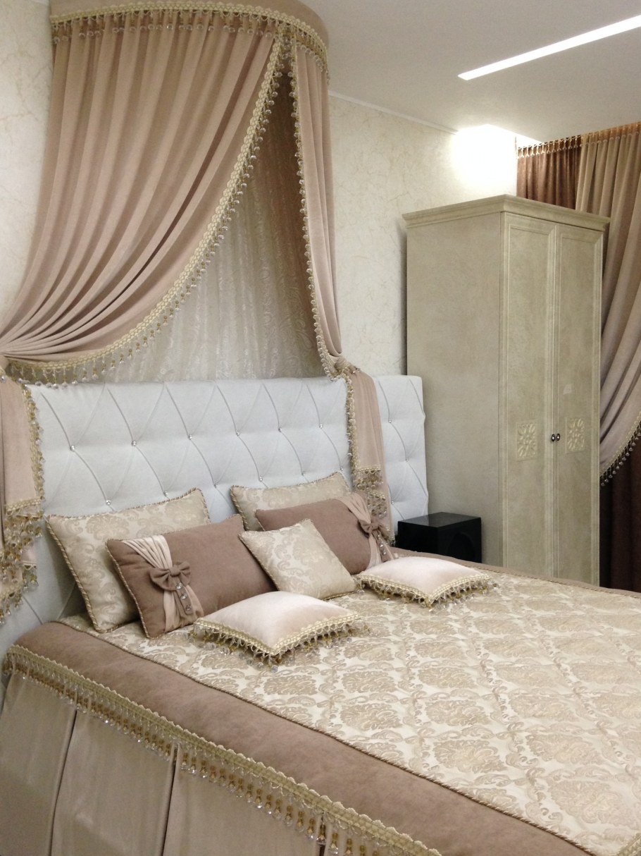 Шторы и покрывало в спальню в современном стиле