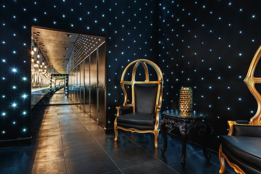 Оформление стены в клубе