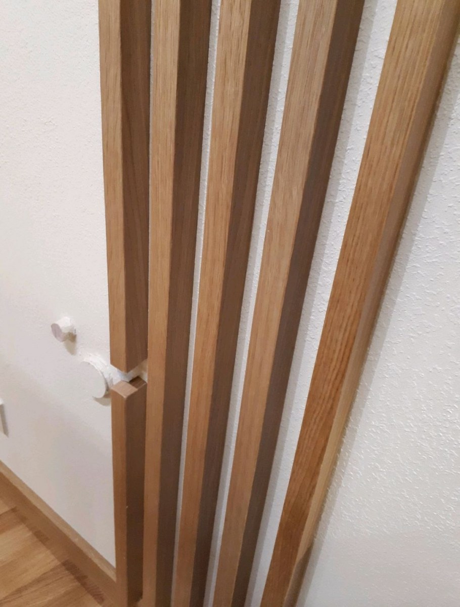 Спальня с деревянными рейками на стене