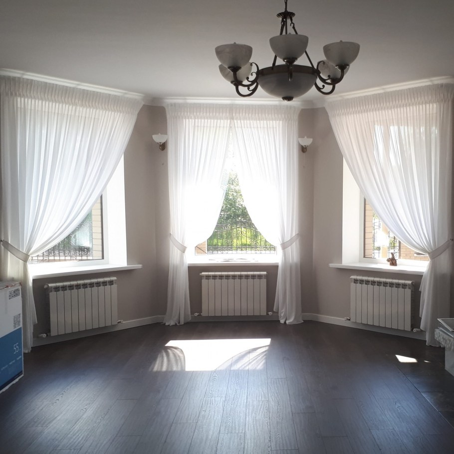 Гостиная с арочными окнами