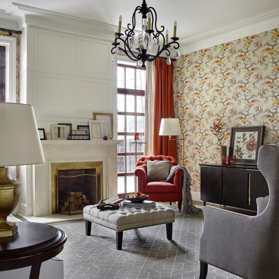 Гостиная с камином в классическом стиле в светлых тонах
