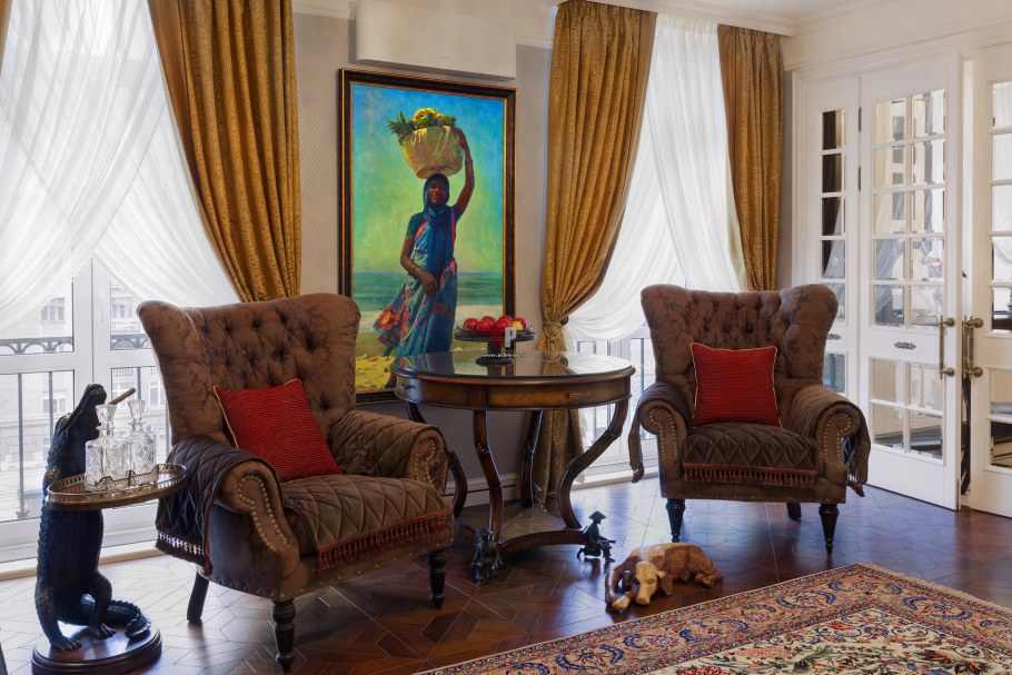 Кресла у окна в классическом стиле