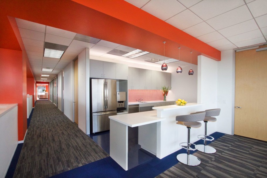 Столовая комната отдыха в офисе дизайн