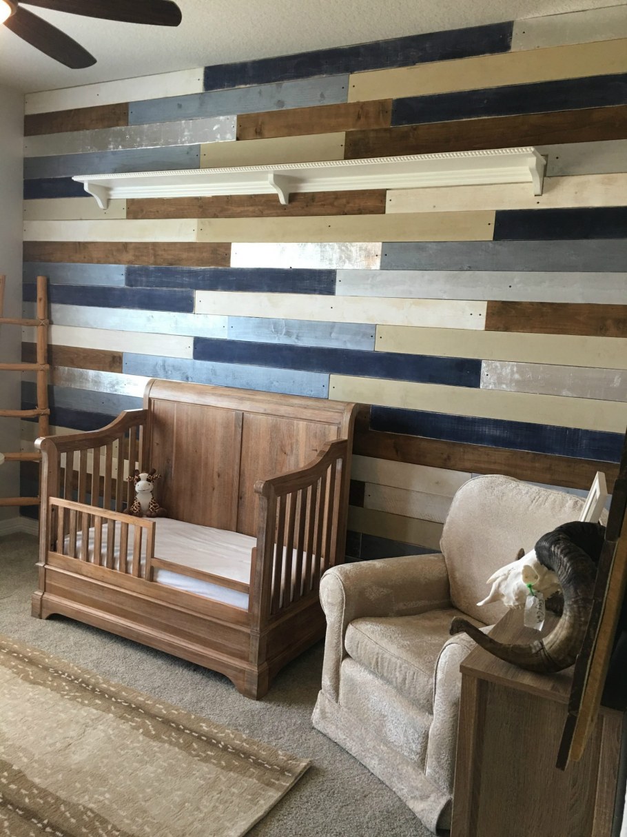 Разноцветный ламинат на стене