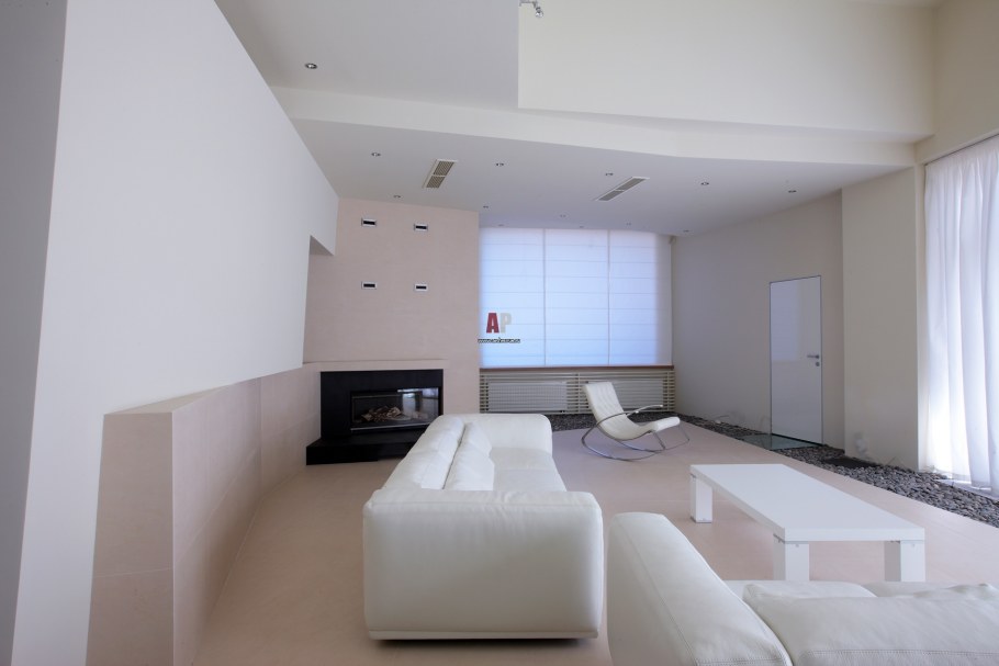 Интерьер гостиной в белом цвете Минимализм с подсветкой