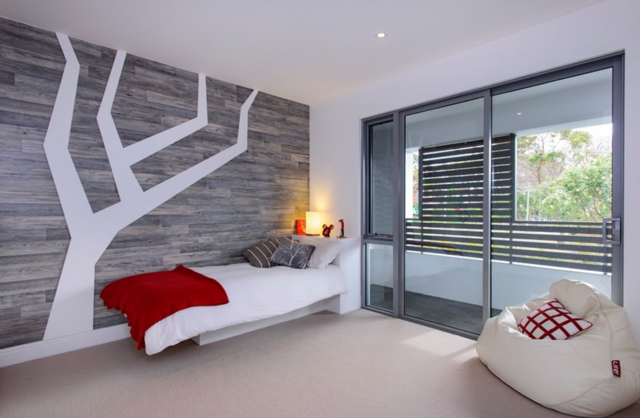 Деревянная стена в спальне