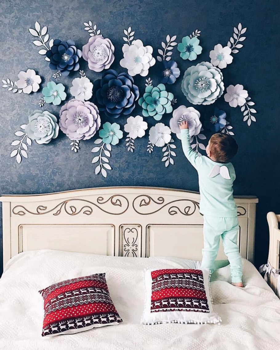 Декор из бумажных цветов на стену