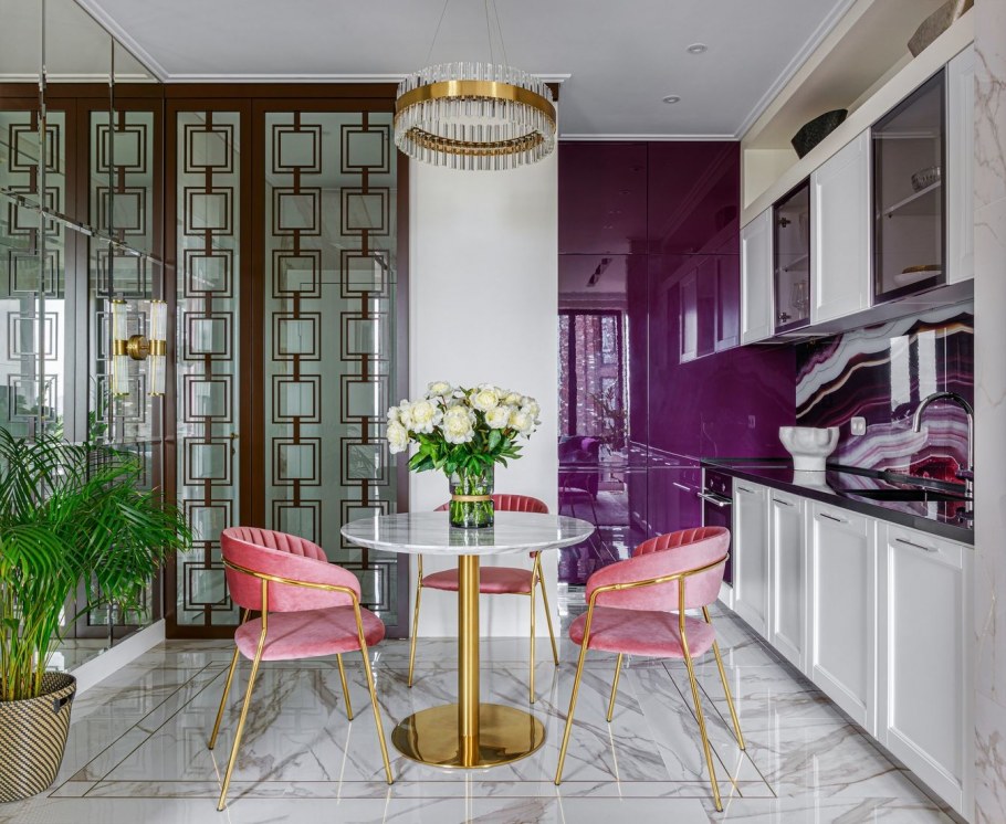 Кухня в неоклассическом стиле с яркими акцентами розового цвета