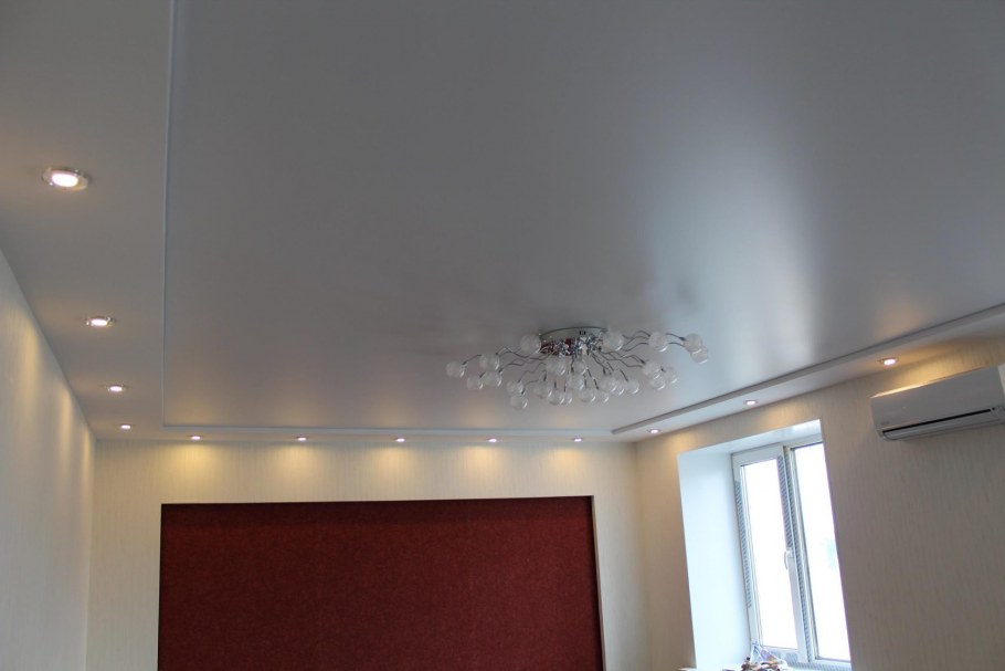 Белый сатиновый натяжной потолок