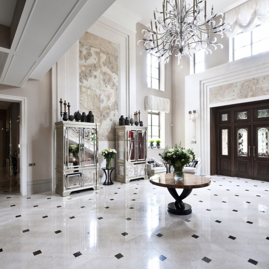 Холл в частном доме с лестницей в классическом стиле