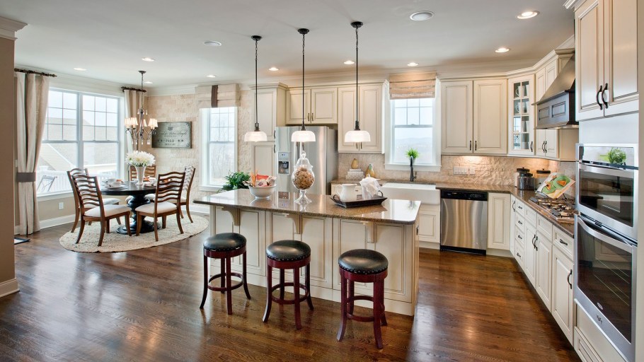 Кухня в загородном доме в светлых тонах