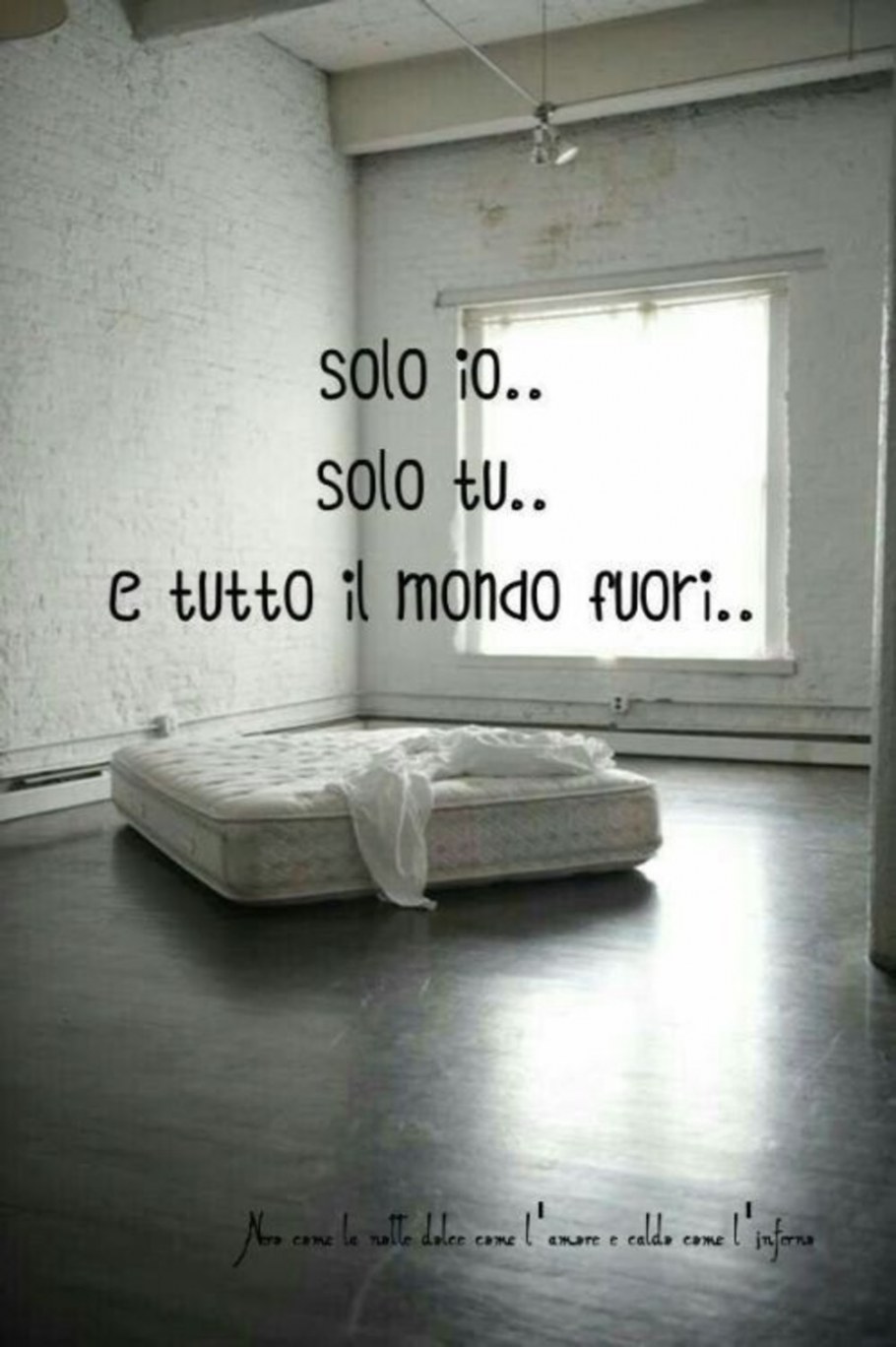 Матрас в пустой комнате