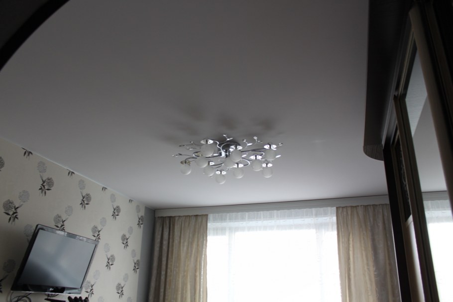 Глянцевый натяжной потолок