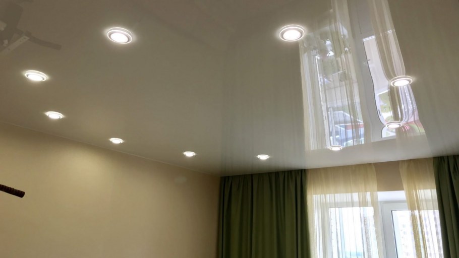 Белый глянцевый потолок