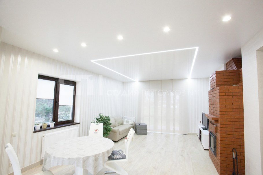 Белый глянцевый натяжной потолок