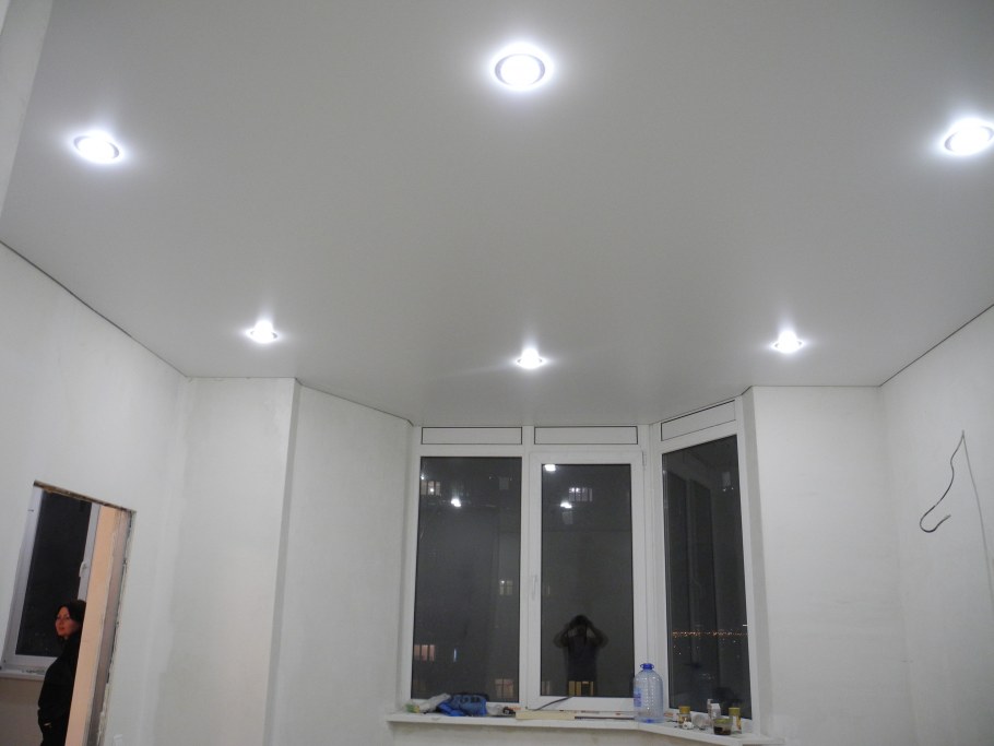 Разноуровневые, глянцевые потолки,