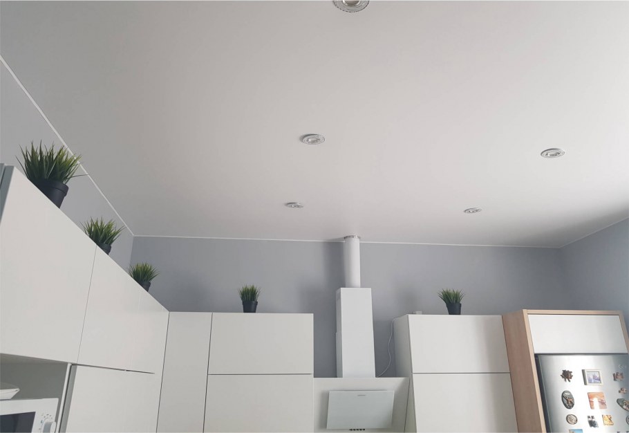 Роскошные потолки в гостиной