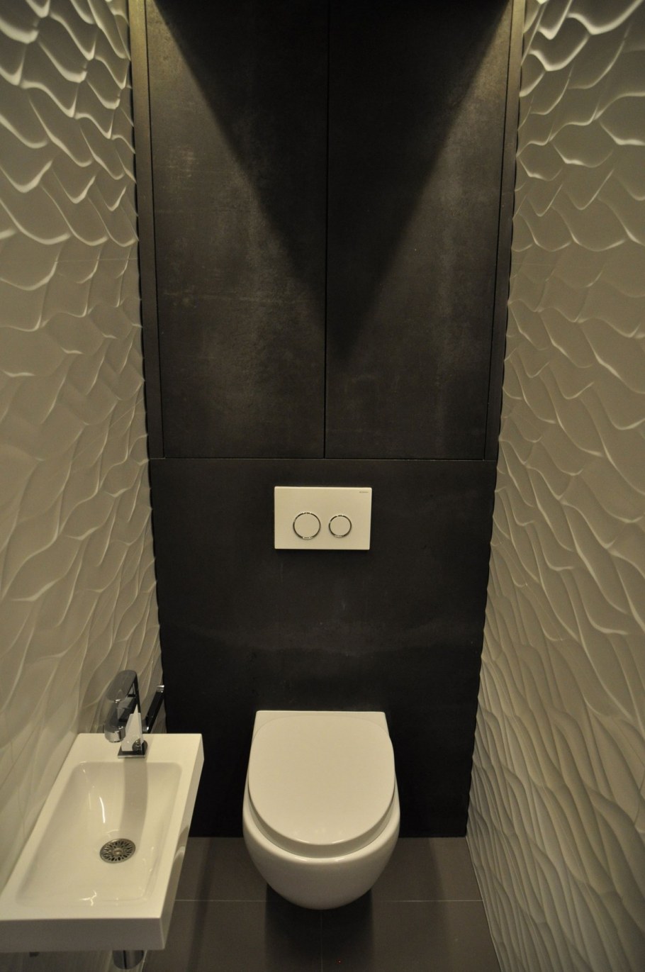 Черный унитаз в интерьере ванной