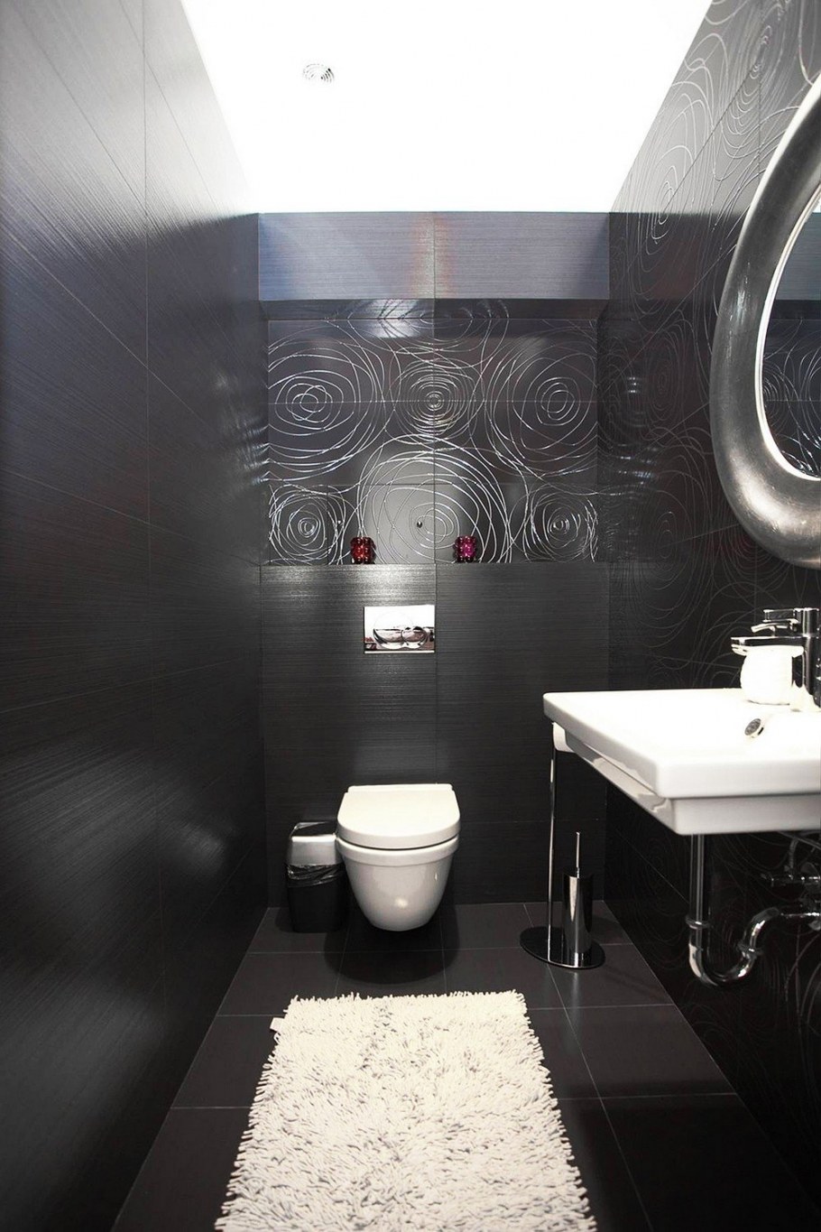 Черные стены в туалете