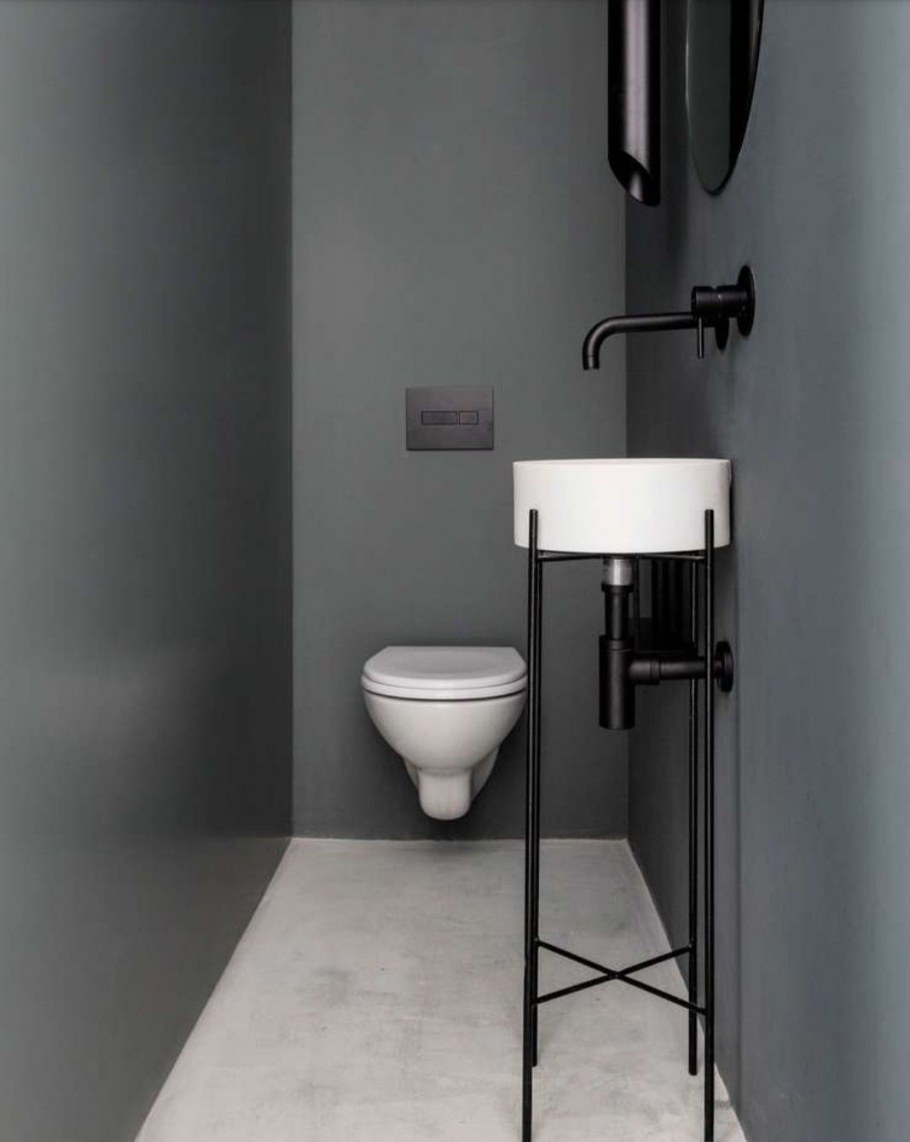 Туалет в темных тонах