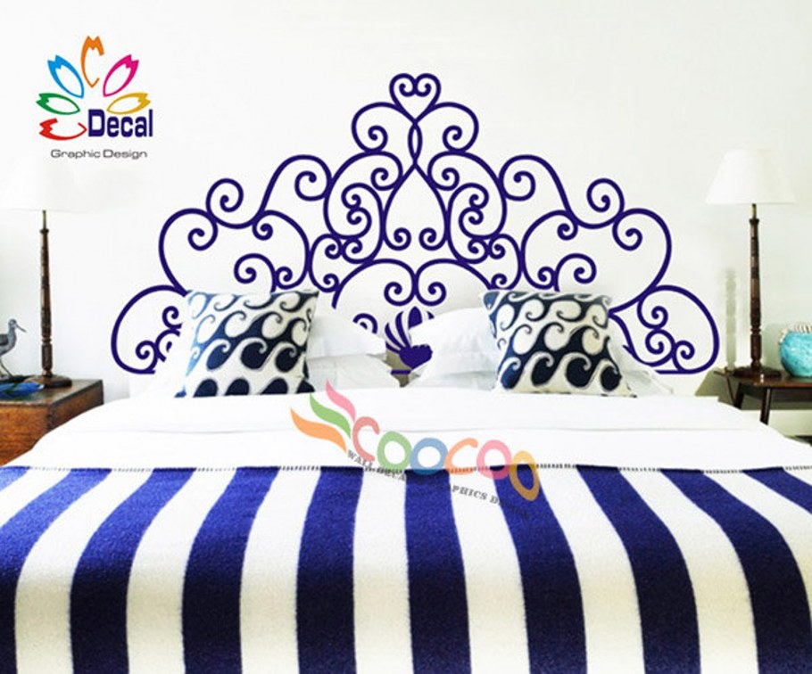 Картинка кровати с декором