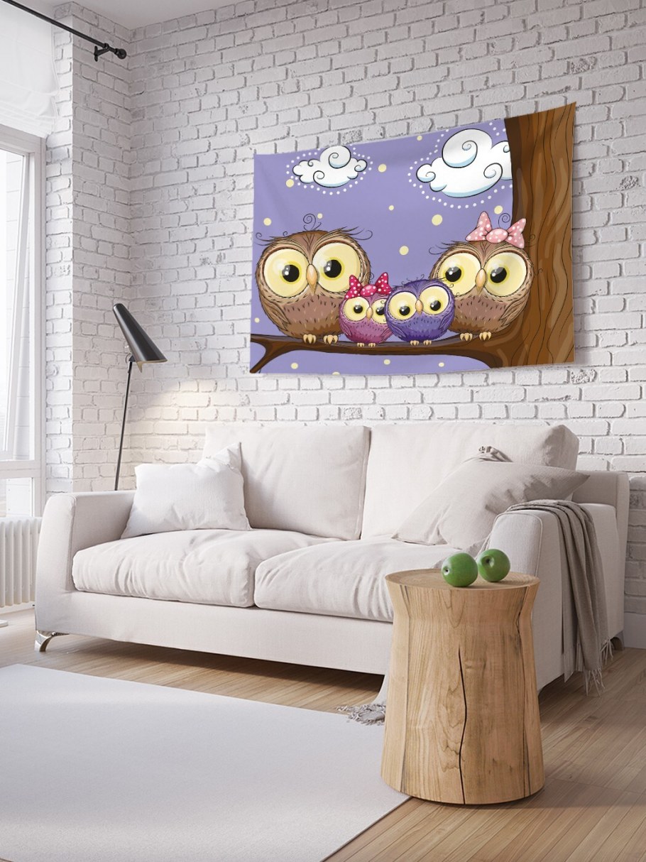 Горы из ткани у стены кровати