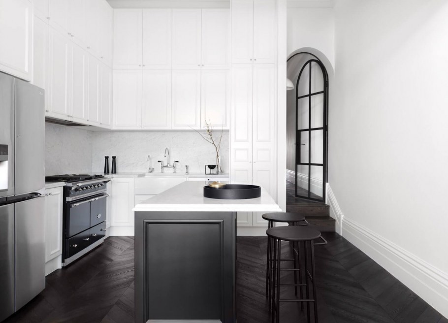 Черно белая кухня