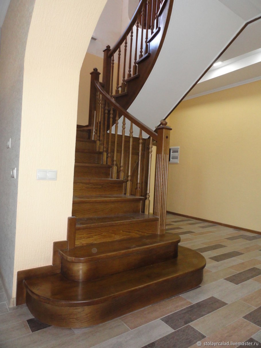 Лестница из массива ясеня