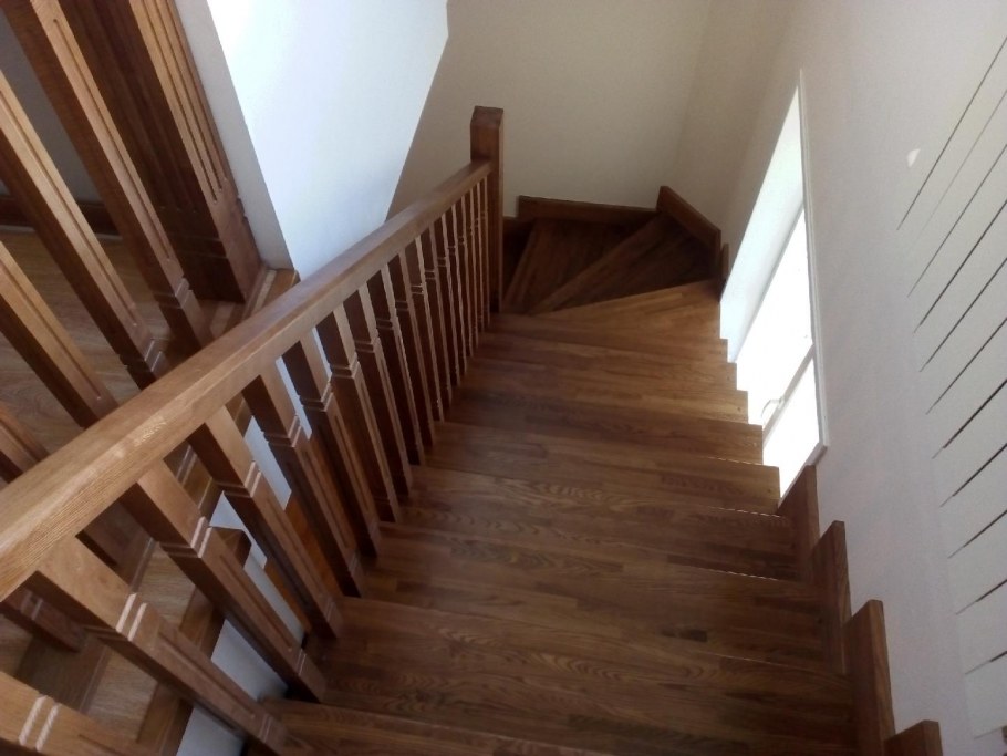 Покраска лестницы из ясеня