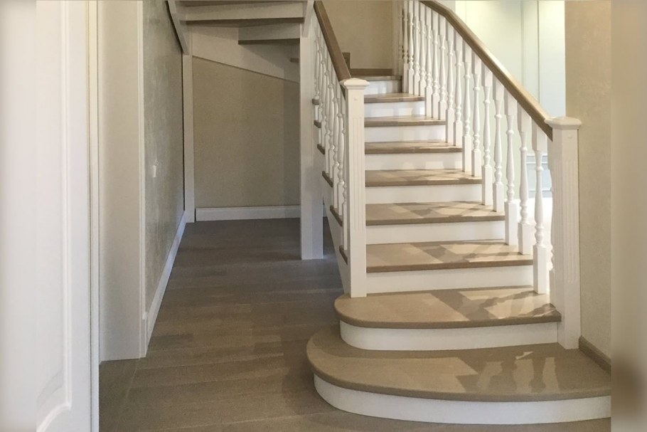 Лестница светлая деревянная