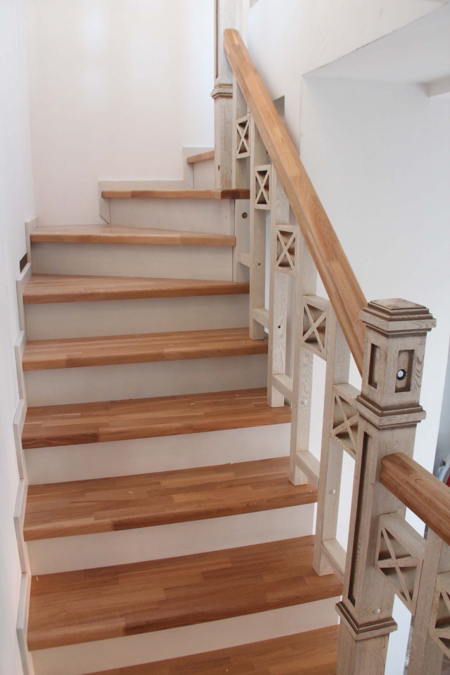 Перила из ясеня для лестницы