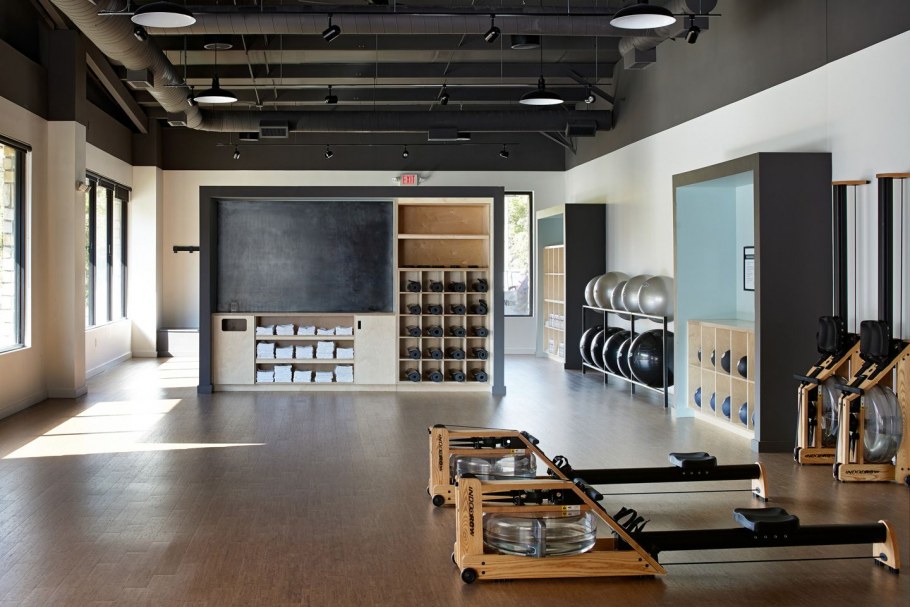 Черный потолок в спортзале