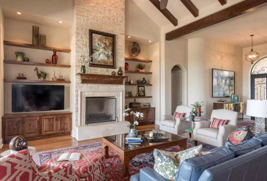 Гостиная в средиземноморском стиле с камином