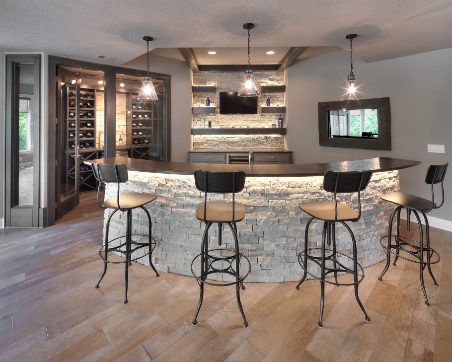 Декор над барной стойкой