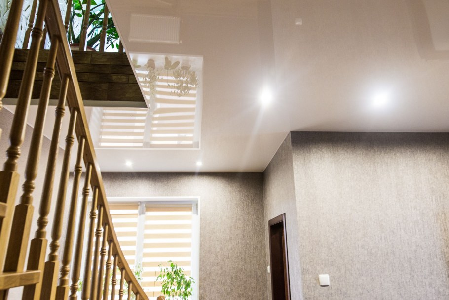 Молочный глянцевый потолок