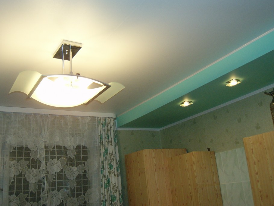 Натяжной потолок со ступенькой