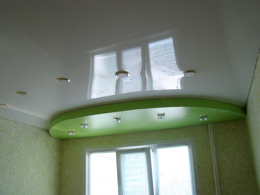 Двухуровневый потолок у окна