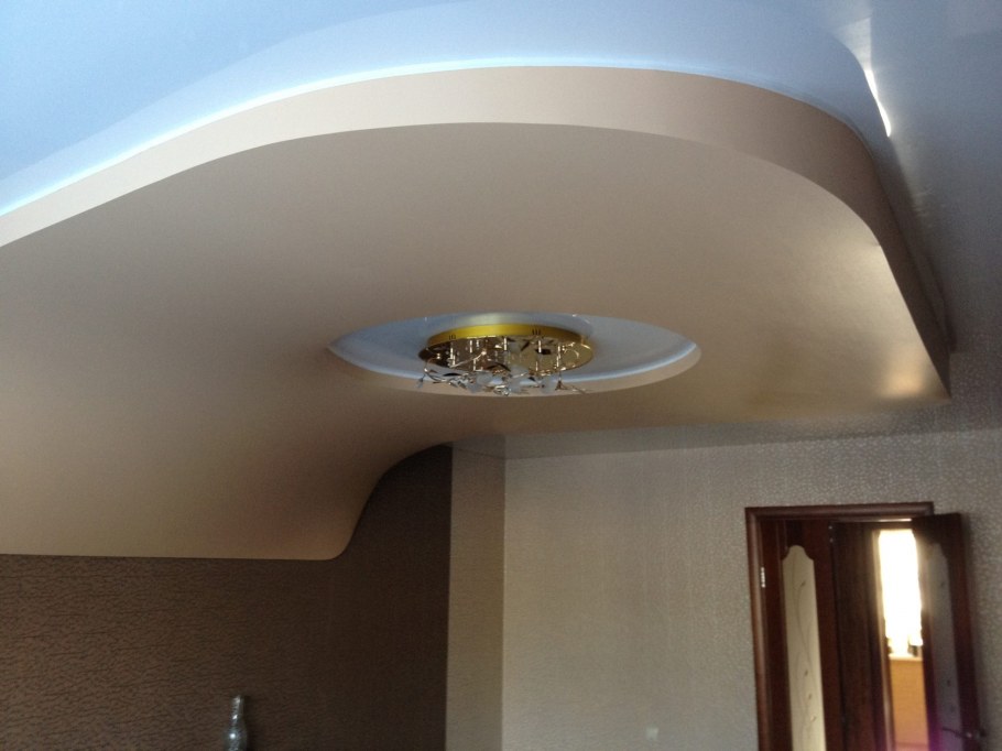 Натяжной потолок со ступенькой