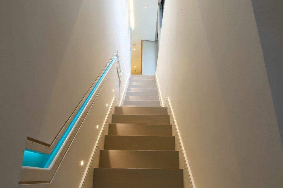 Освещение под лестницей