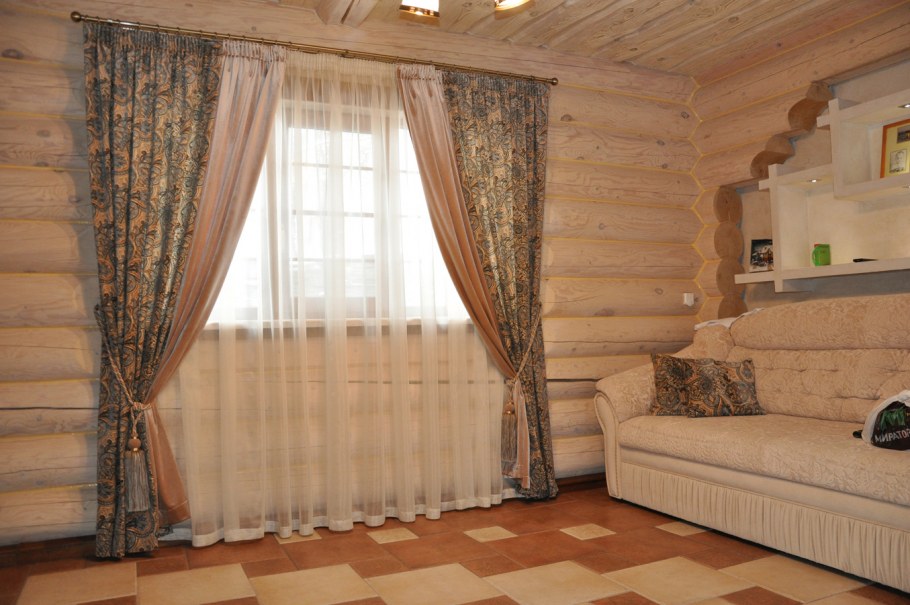Шторы в гостиную в деревянном доме